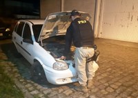 PRF recupera automóvel furtado e com placas adulteradas na BR 101 em Tubarão