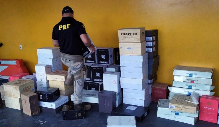 PRF apreende mais de 2 mil garrafas de vinho escondidas em caminh\u00e3o de ...