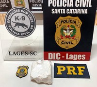 Ação conjunta PRF e Polícia Civil apreende pasta base de cocaína na BR 282 em Lages