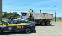 PRF flagra 12,5 toneladas de excesso em um único caminhão na BR 101 em Tubarão