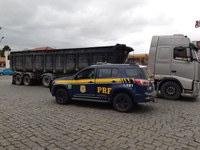 PRF flagra 24 toneladas de excesso em carreta na BR 470 em Indaial