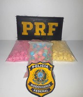 PRF flagra cerca de 1.000 comprimidos de ecstasy em automóvel na BR 101 em Paulo Lopes