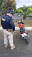 PRF flagra moto com placa pintada à mão na BR 280 em Rio Negrinho