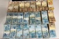 PRF e PMRv flagram mais de R$ 220 mil escondidos em caminhonete