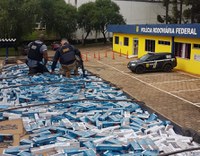 PRF e Polícia Civil derrubam carga com 400 mil maços de cigarros paraguaios