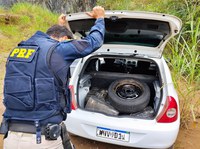 PRF intercepta carro em fuga e apreende 215 quilos de maconha