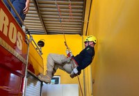 PRF recebe treinamento dos Bombeiros para resgate em alturas