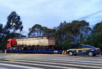 PRF flagra mais de 18 toneladas de excesso em carreta na BR 280 em Rio Negrinho