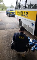 PRF localiza 150 mil maços de cigarros contrabandeados em ônibus com pintura escolar na BR 153 em Água Doce