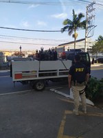 Caminhão que transportava produtos perigosos é apreendido em Itapecerica da Serra/SP