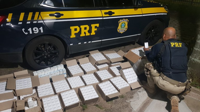 PRF apreende 823 frascos de medicamentos sendo transportados sem registro.