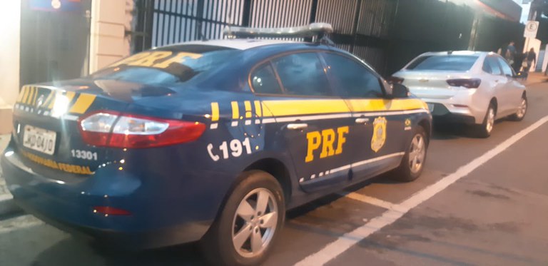 Fiscalização de trânsito da PRF resulta na prisão de homem procurado pela Justiça