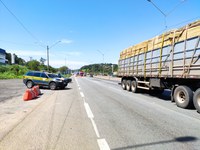 PRF flagra caminhão causando poluição acima do limite permitido com utilização de equipamento proibido