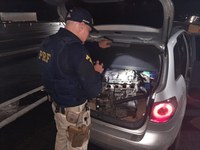 Dois homens são detidos com motor de carro roubado na Fernão Dias