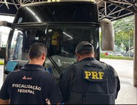 Operação da PRF flagra ônibus clandestino na Régis Bittencourt