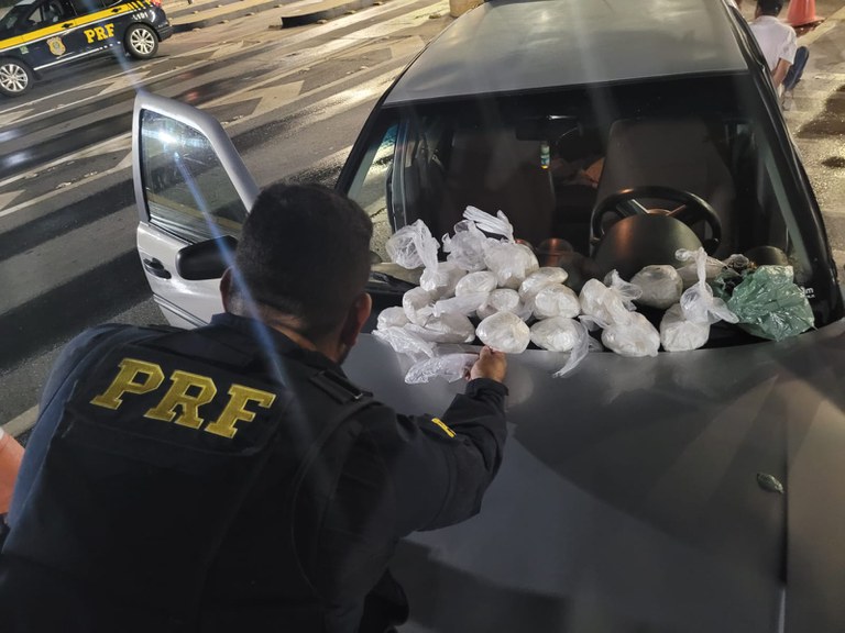 PRF apreende 1.500 papelotes de cocaína na rodovia Fernão Dias
