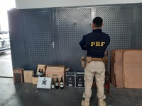 PRF apreende 60 garrafas de vinho na Régis Bittencourt