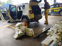 PRF apreende quase 300 kg de maconha na divisa entre SP e PR