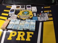 PRF encontra em fundo falso de veículo dinheiro, celulares e medicamentos ilegais