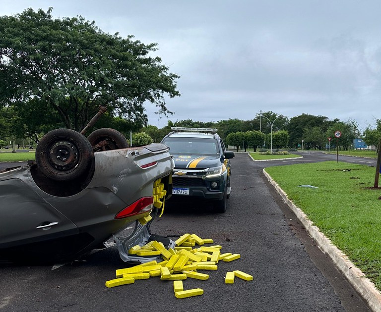 PRF prende homem com carro roubado e quase 300 quilos de maconha, após fuga em Ourinhos-SP