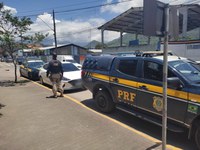 PRF prende homem suspeito de apropriação indébita de veículo em Ubatuba