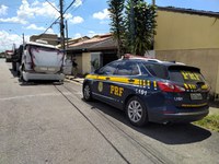 PRF prende motorista desviando carga de cimento em Pindamonhangaba-SP