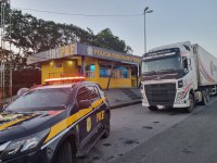 PRF recupera caminhão em Registro/SP