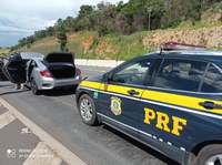 PRF apreende veículo com CRLV adulterado na Fernão Dias em Vargem/SP