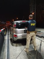 PRF apreende veículo com sinais adulterados em Arujá/SP