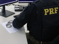 Areia Branca/SE: PRF detém homem com mandado de prisão em aberto