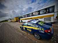 PRF flagra ônibus escolar com excesso de passageiros