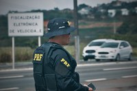 BR-101: PRF flagra adolescente dirigindo caminhão em rodovia federal e pai assume responsabilidade