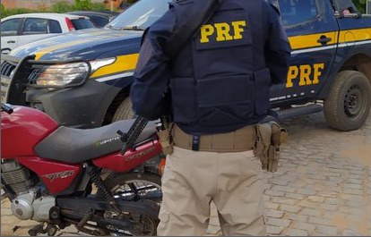 BR-101/SE: PRF flagra inabilitado com moto adulterada e documento falso