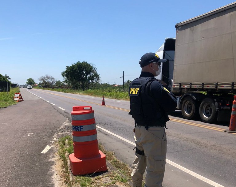 Cristinápolis/SE: PRF flagra caminhões transportando mercadoria sem notas fiscais