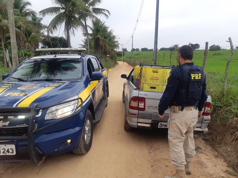 Estância/SE: PRF detém homens que furtavam carga derramada na BR-101