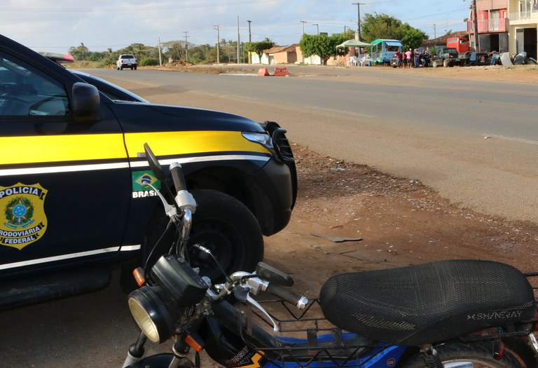 Estância/SE: PRF flagra adolescente pilotando ciclomotor na BR-101