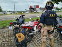 Estância/SE: PRF recupera moto roubada e apreende cigarros contrabandeados