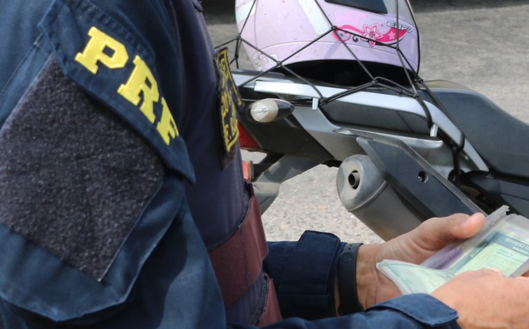 Itabaiana: PRF flagra motociclista inabilitada pilotando na BR-235
