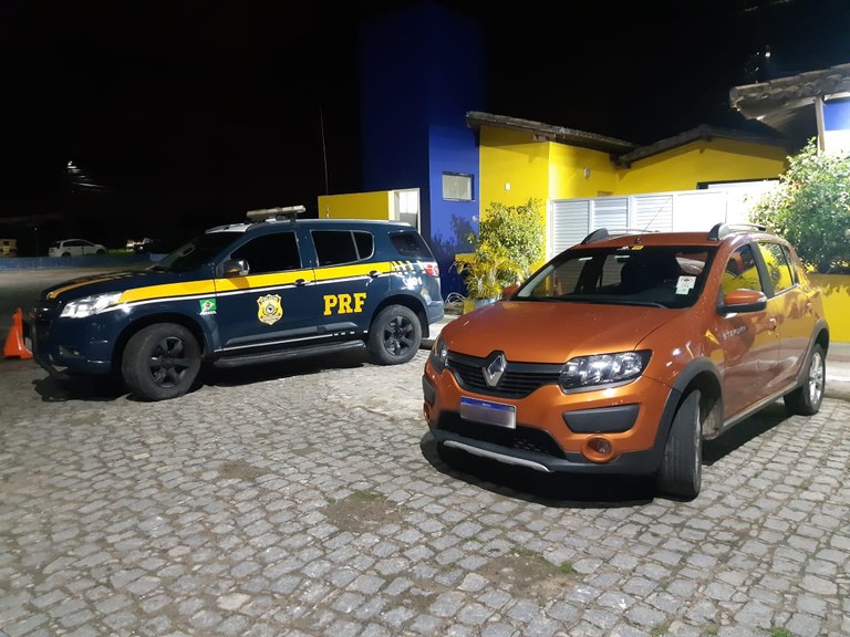 Nossa Senhora do Socorro/SE: PRF recupera na BR-101 carro roubado