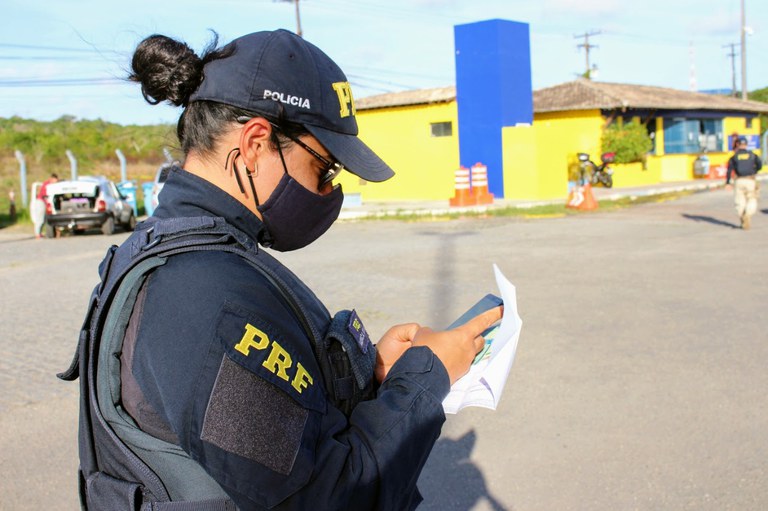 Umbaúba/SE: PRF flagra na BR-101 condutor dirigindo com CNH suspensa