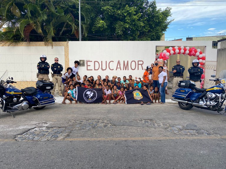 Maruim/SE: Policiais do COE da PRF/SE promovem alegria para crianças carentes