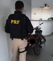 Maruim/SE: PRF flagra inabilitado em moto adulterada