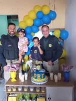 Menina de 4 anos, fã da PRF, recebe visita dos policiais em festa surpresa.