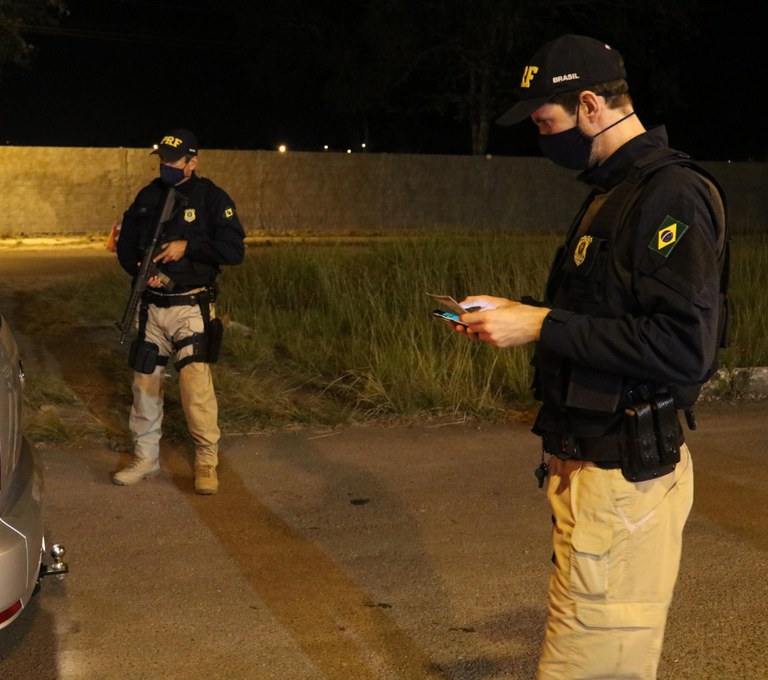 Nossa Senhora do Socorrro/SE: PRF detém motorista de aplicativo com mandados de priisão em aberto