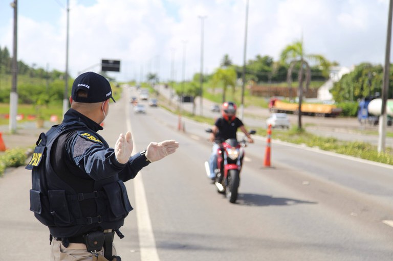 PRF flagra dois motociclistas inabilitados trafegando na BR-101