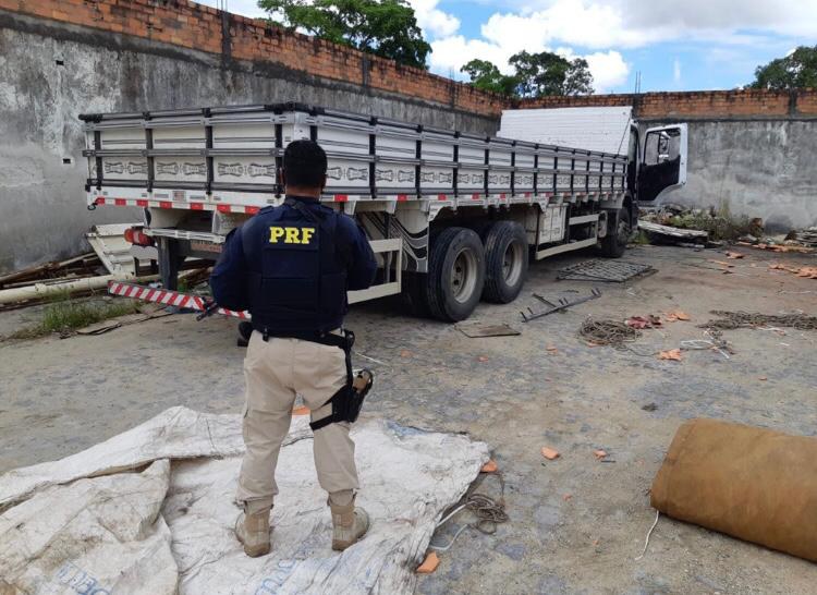 PRF localiza em oficina caminhão roubado horas antes em Maruim/SE