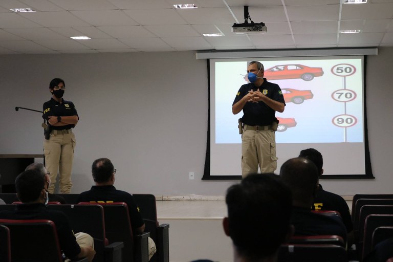 Sergipe: PRF promove palestra sobre segurança no trânsito para policiais