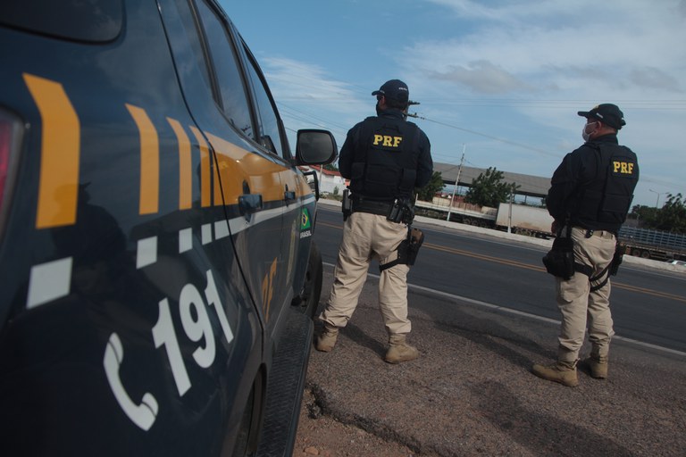 Em Araguaína/TO, PRF detém condutor e passageiro pelos crimes de embriaguez ao volante, desacato, resistência, ameaça e calúnia