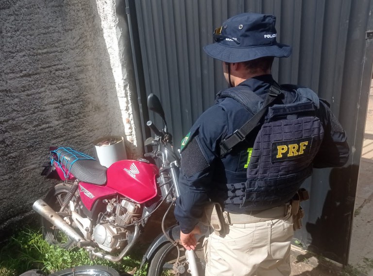 PRF recupera motocicleta com registro de roubo na BR 010