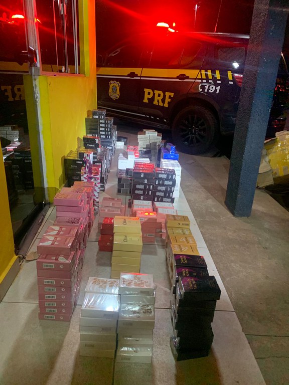 PRF apreende mais de mil perfumes transportados ilegalmente em Guaraí